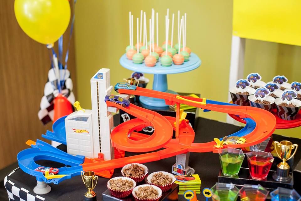 Идея день рождения 5 лет. Кэнди бар для мальчика 5 хот Вилс. Хот Вилс с днем рождения. День рождения в стиле hot Wheels. День рождения в стиле машинки.